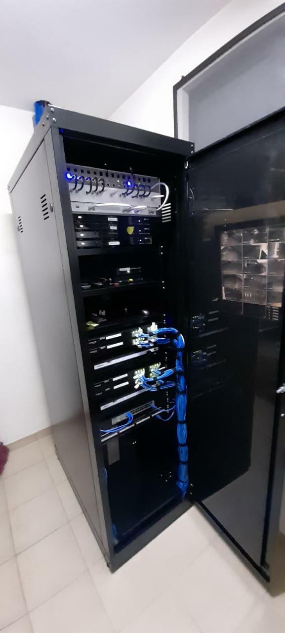 Rack organizado do piso ao topo — Infraestrutura de TI pela Mtec Elétrica e Automação